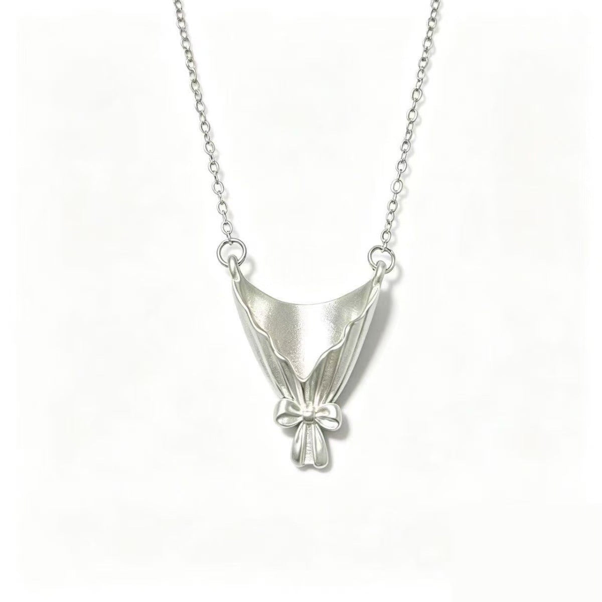 Creative Flower Vase Necklace: A Wearable Piece of Art