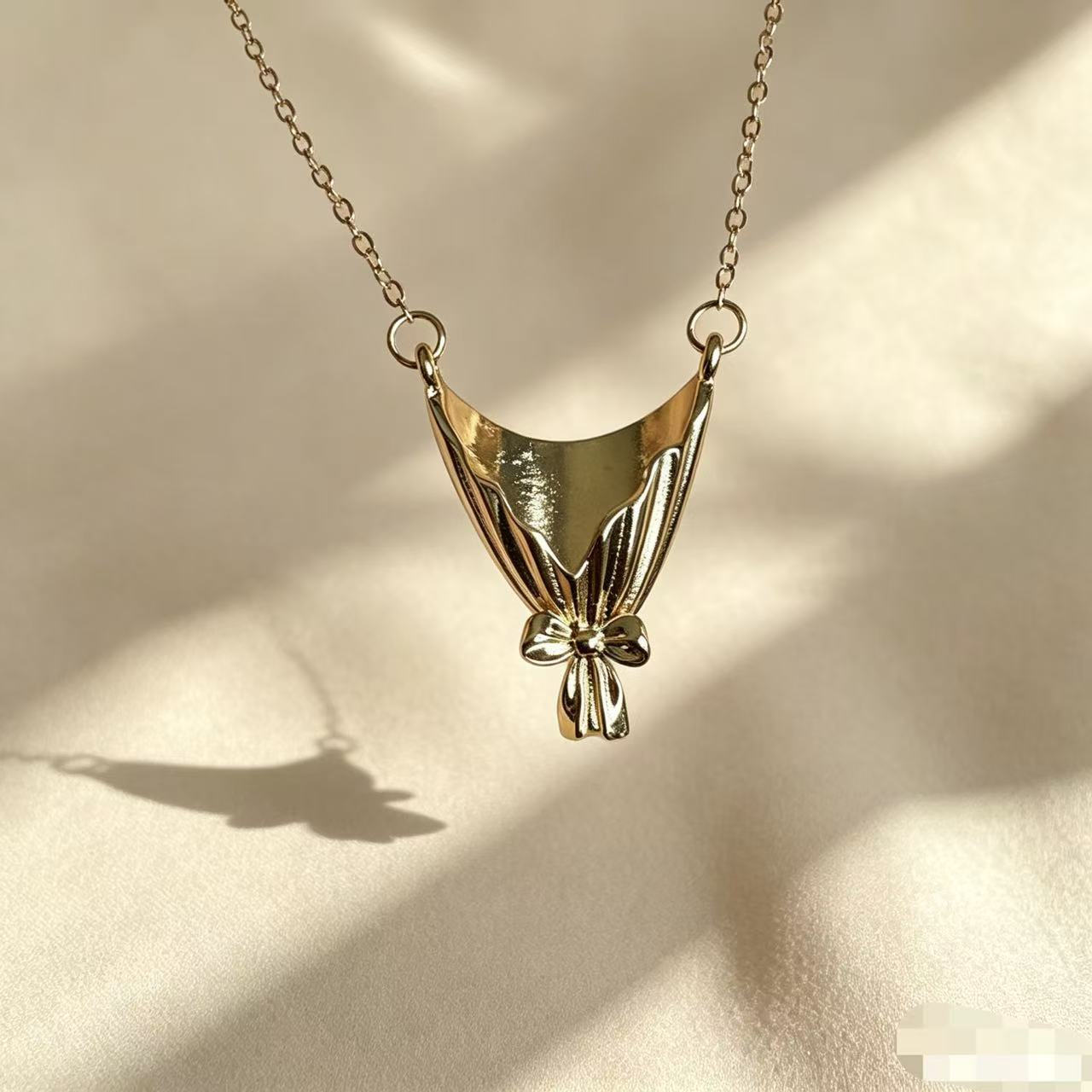 Creative Flower Vase Necklace: A Wearable Piece of Art